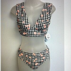 Women’s Decree Black/White plaid floral 2 PC swimsuit size Small. Very Cute NWT